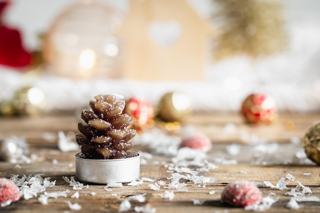 Foto grátis fundo de natal com vela em forma de cone sobre fundo desfocado