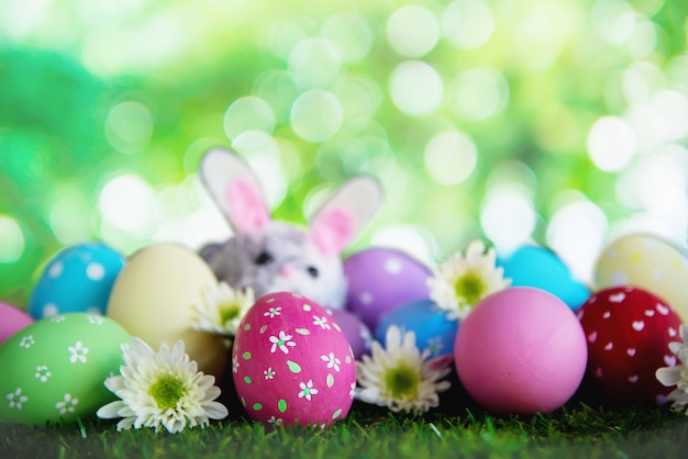 Fundo de ovos de Páscoa coloridos pintados - conceito de fundo de celebração de feriado de Páscoa