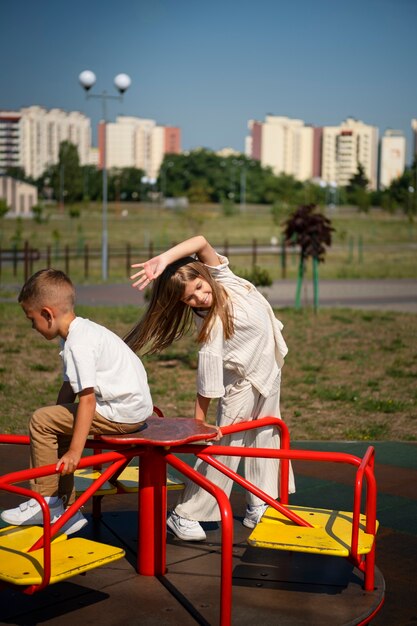 Fundo de parque infantil colorido ao ar livre