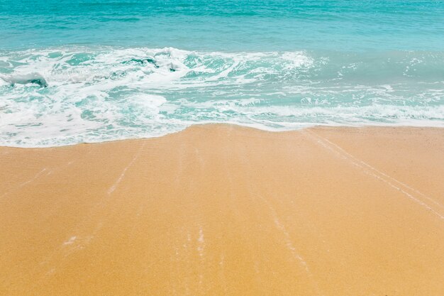 Fundo de praia com ondas