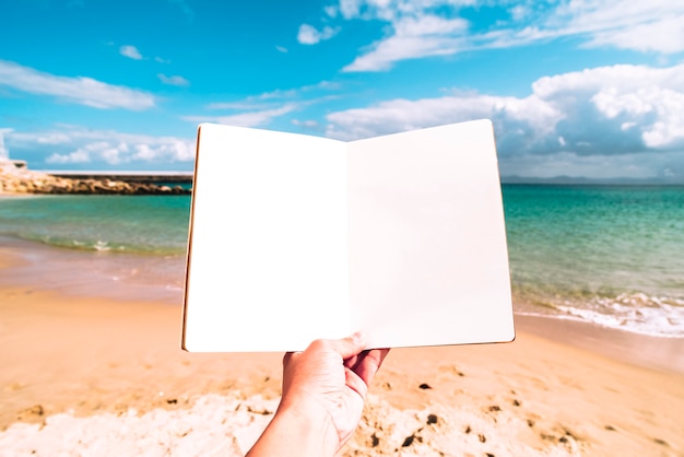Fundo de praia de verão com um caderno em branco