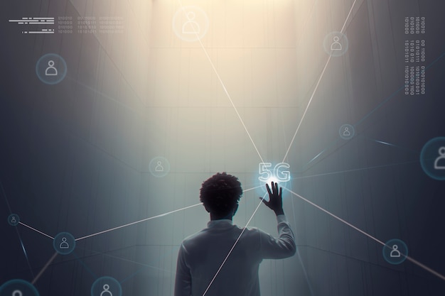 Foto grátis fundo de tecnologia de conexão 5g com homem usando remix digital futurista de tela virtual