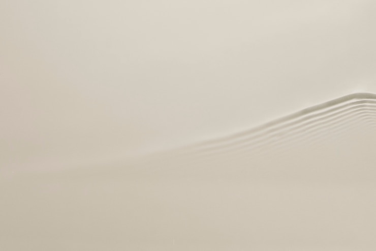 Foto grátis fundo de textura de ondas de água, design marrom
