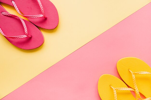 Foto grátis fundo de verão com flip-flops e copyspace