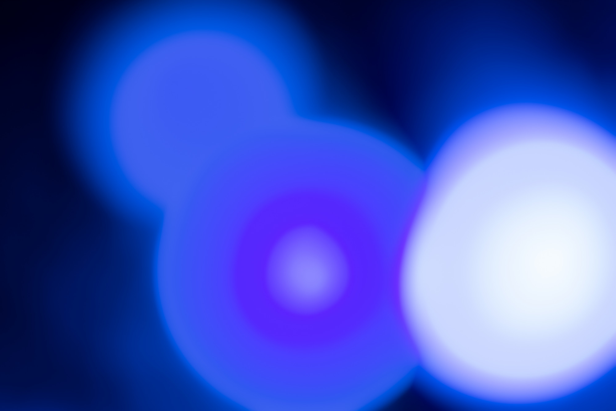 Fundo desfocado abstrato com luzes azuis