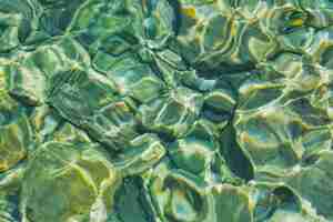 Foto grátis fundo desfocado de águas claras e transparentes na baía marítima do mar egeu brilha na ideia do sol para fundo ou cartão postal