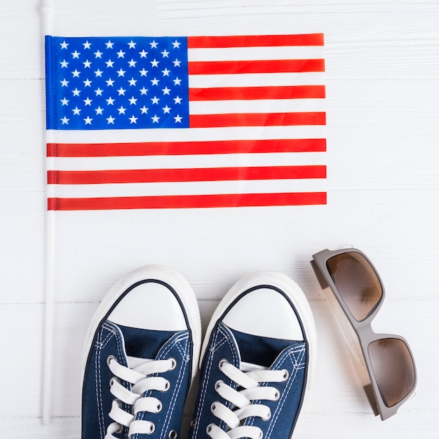 Foto grátis fundo do dia da independência com sapatos e óculos de sol