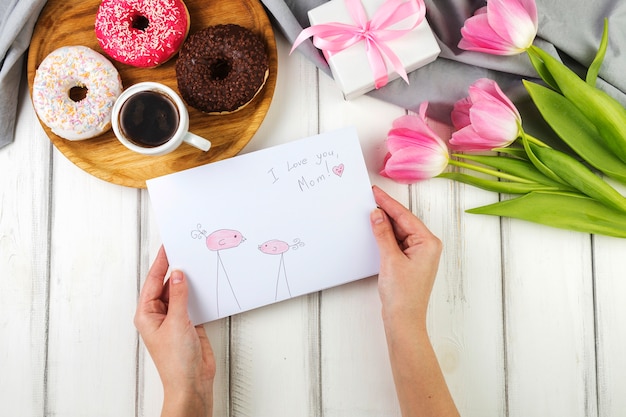 Foto grátis fundo do dia das mães com café da manhã e envelope