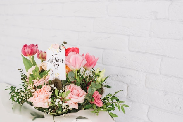 Fundo do dia das mães com caixa cheia de flores