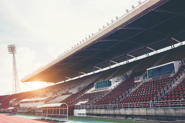 Fundo do estádio com um campo de relva verde durante o dia