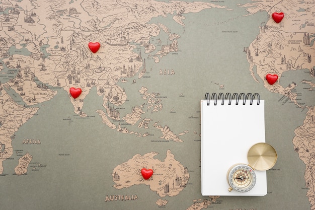 Foto grátis fundo do mapa de mundo com notebook e compasso