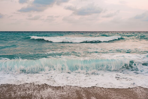 Fundo do mar e do céu azul.