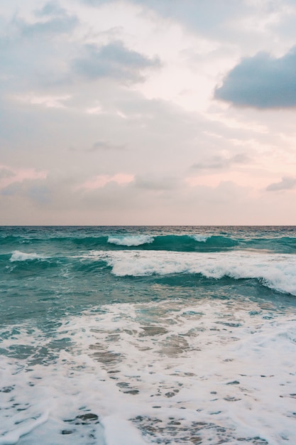 Fundo do mar e do céu azul.