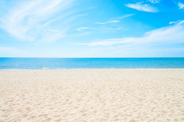 Fundo do mar e praia vazia