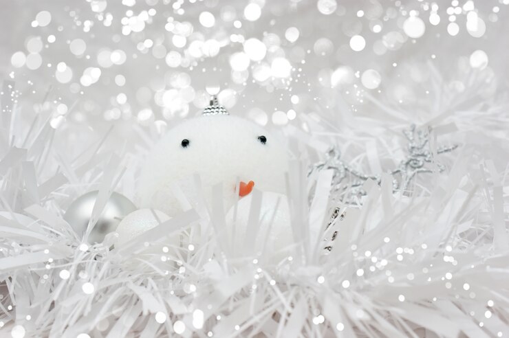 Foto grátis fundo do natal com bauble do boneco de neve no ouropel branco