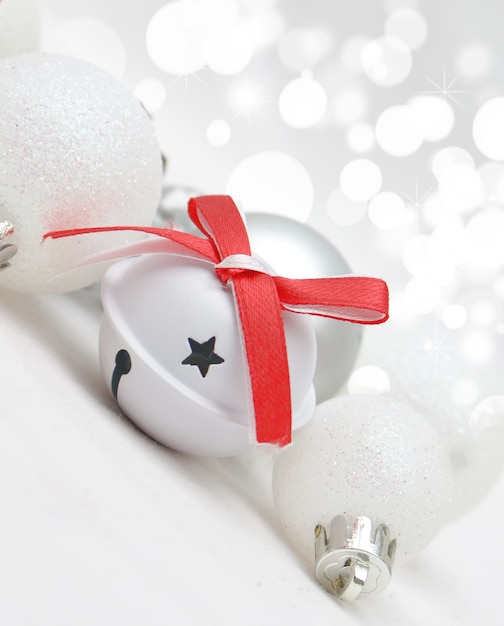 Foto grátis fundo do natal com decorações brancas e sino