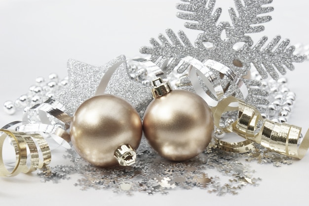 Fundo do Natal com decorações em ouro e prata