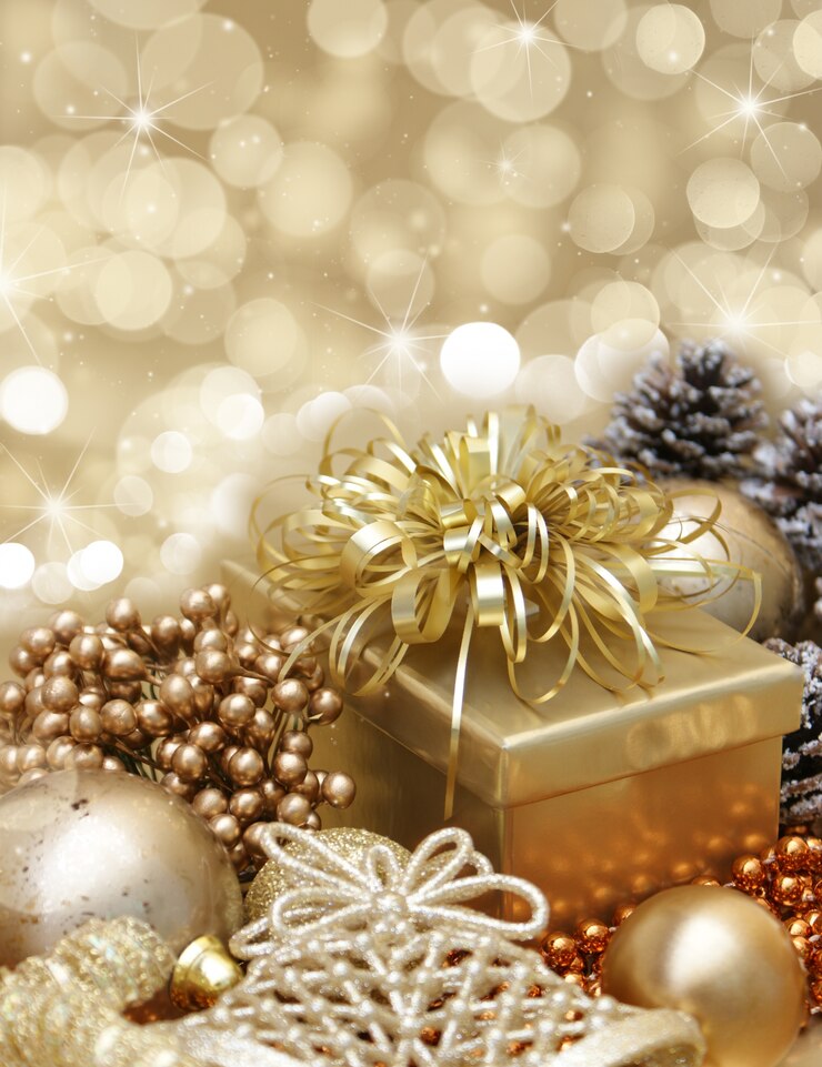 Foto grátis fundo do natal do ouro com decorações de presente em luzes do bokeh