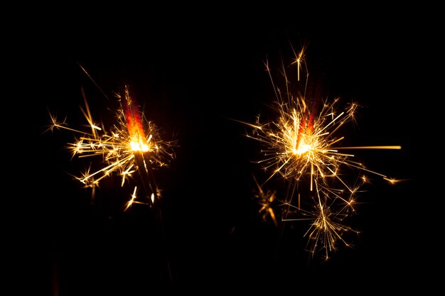 Fundo escuro com dois sparklers