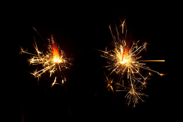 Fundo escuro com dois sparklers