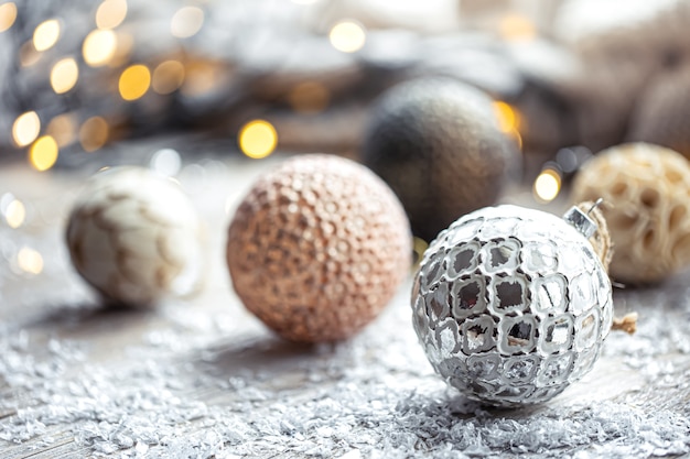 Fundo festivo com bolas de natal e luzes desfocadas bokeh