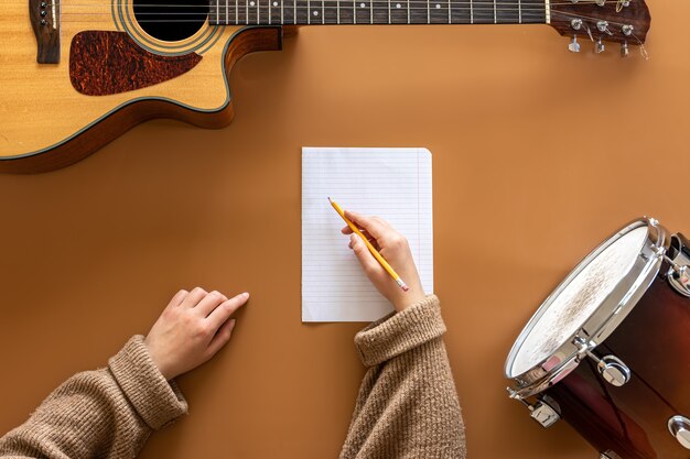 Fundo musical com instrumentos musicais conceito de criação de música plana