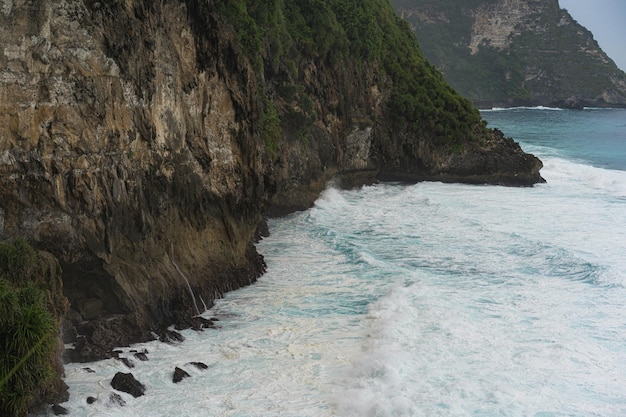 Fundo natural, rock contra o pano de fundo do oceano e das ondas.