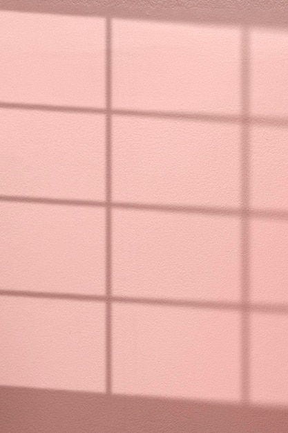 Fundo rosa com sombra da janela refletida na parede