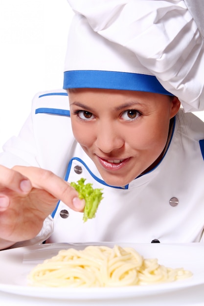 Foto grátis funy chef comendo macarrão fresco