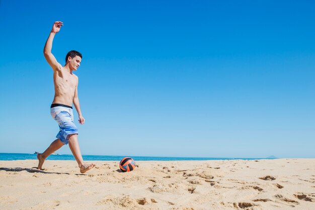 Futebol de praia de verão