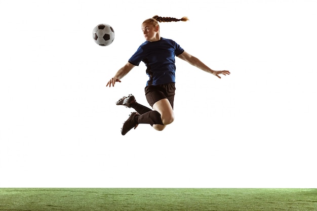 Futebol feminino, jogador de futebol chutando bola, treinamento em ação e movimento isolado no fundo branco