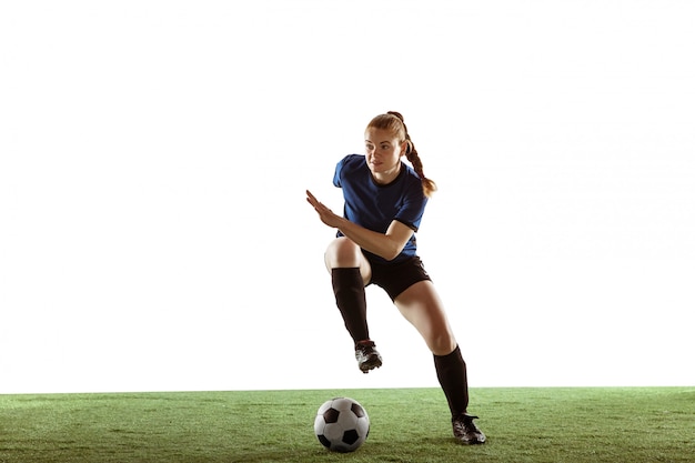 Futebol feminino, jogador de futebol chutando bola, treinamento em ação e movimento isolado no fundo branco