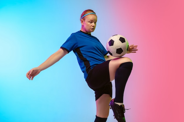 Futebol feminino, jogador de futebol treinando na parede de néon, juventude