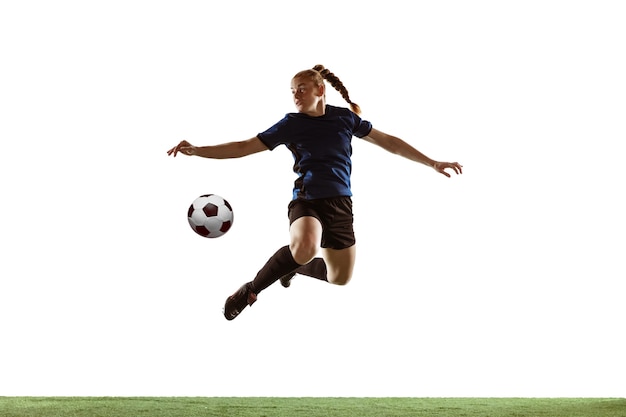 Foto grátis futebol feminino, jogadora de futebol chutando bola, treinando em ação e movimento