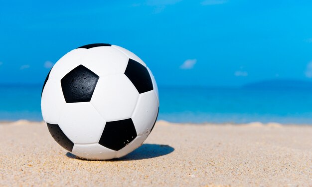 Futebol na praia.