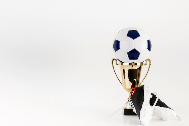 Futebol no troféu e copyspace