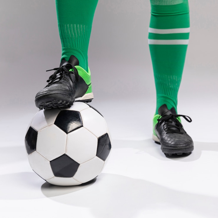 Foto grátis futebolista de close-up com bola de futebol