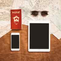 Foto grátis gadgets com passaporte e óculos de sol