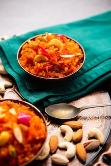 Gajar halwa, também conhecido como gajorer halua, gajrela, gajar pak e cenoura halwa é um pudim de sobremesa doce à base de cenoura do subcontinente indiano
