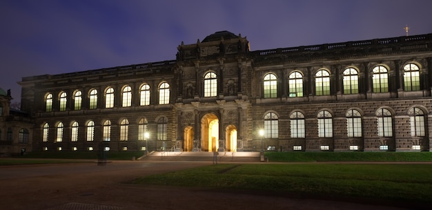 Galeria de fotos dos antigos mestres em Dresden, na noite