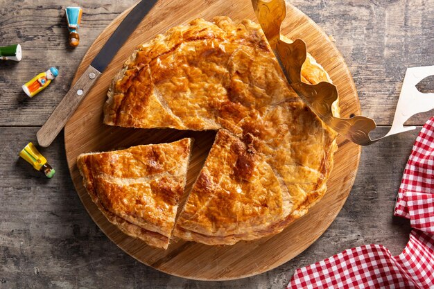 Galette des rois na mesa de madeira. Bolo tradicional da Epifania na França