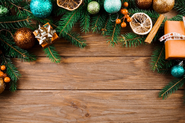 Galho de Natal com bolas de enfeite e caixas de presentes