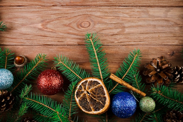 Foto grátis galho de natal com bolas de enfeite e limão seco