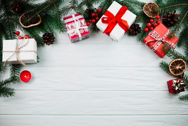 Galho de Natal com vela e caixas de presentes