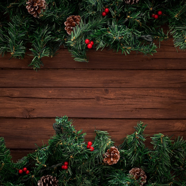 Galhos de árvore de Natal com fundo de madeira