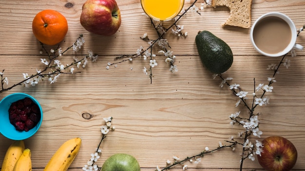 Foto grátis galhos perto de frutas e bebidas