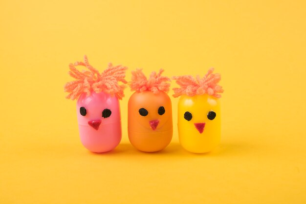 Galinhas feitas de caixas de brinquedos de ovos