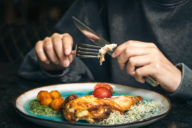 Galo com vegetais em um prato em um café