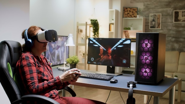 Gamer girl perdendo torneio de videogame enquanto jogava com fone de ouvido VR tarde da noite em seu quarto