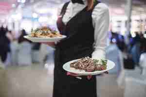 Foto grátis garçom com serviço de catering